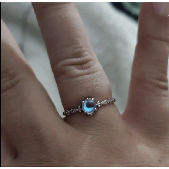 🌓Gorgeous Solid Sterling Silver Petite Moonstone Ring - Picture 10 of 17